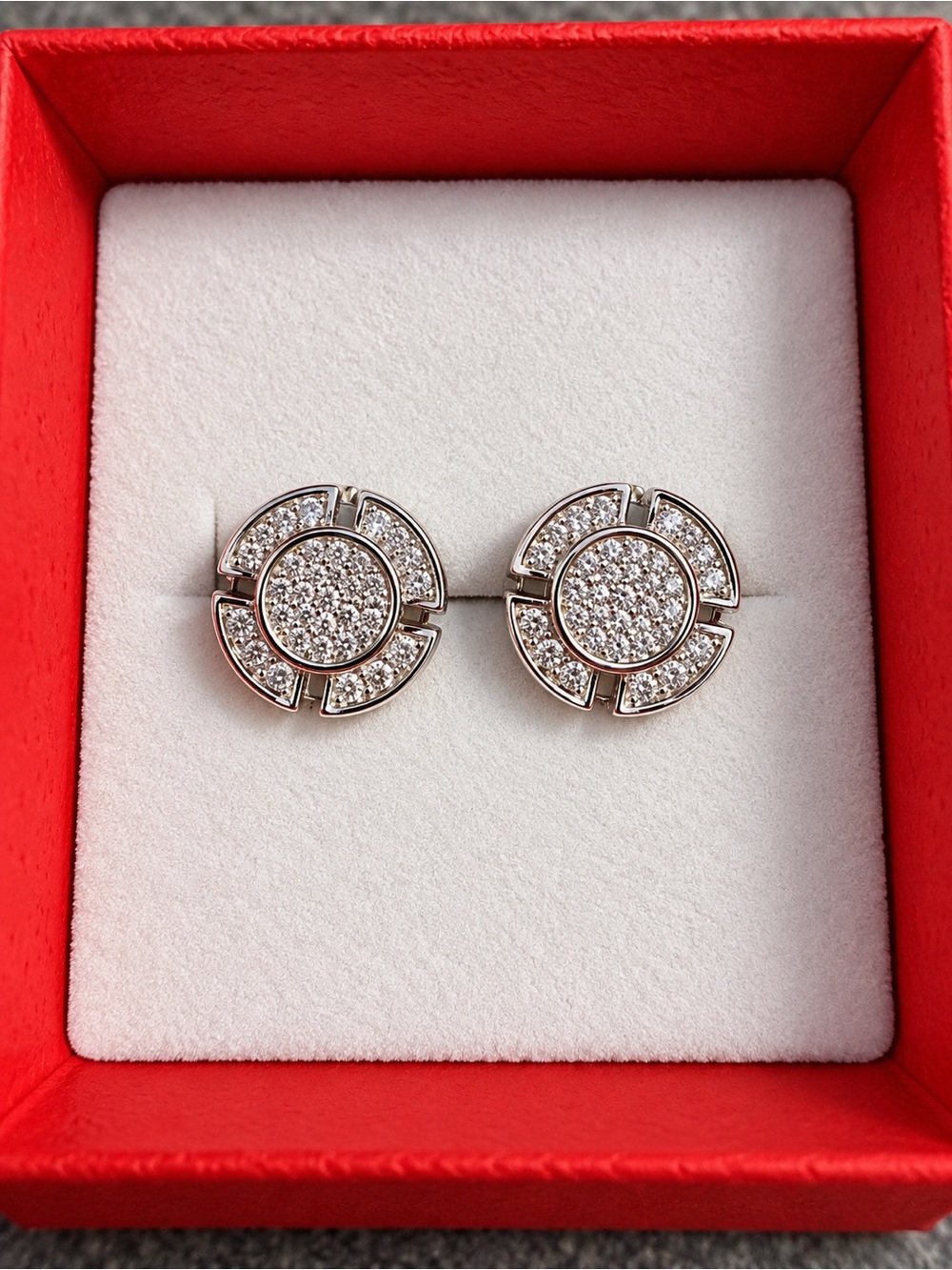 💎 Moissanite Round Pavé Stud Earrings – Silver Plated